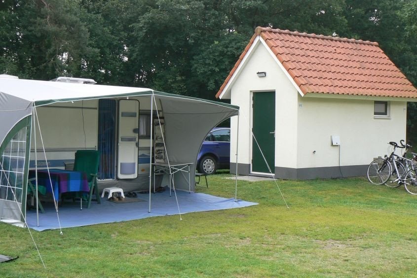 Kampeerplaats met privé-sanitair + vloerverw.